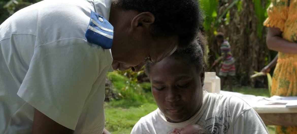 Miriam Nampil, infirmière vaccine Joy Nowai, un mois, Il reçoit les vaccins BCG pour prévenir la tuberculose et l'hépatite B.