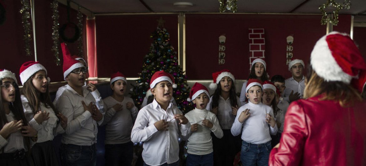 Crianças cantam no coral de Natal do FAID, que recebe jovens libaneses e sírios com deficiências auditivas de diferentes origens religiosas.