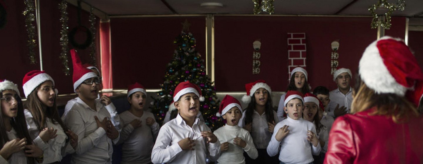 Crianças cantam no coral de Natal do FAID, que recebe jovens libaneses e sírios com deficiências auditivas de diferentes origens religiosas.