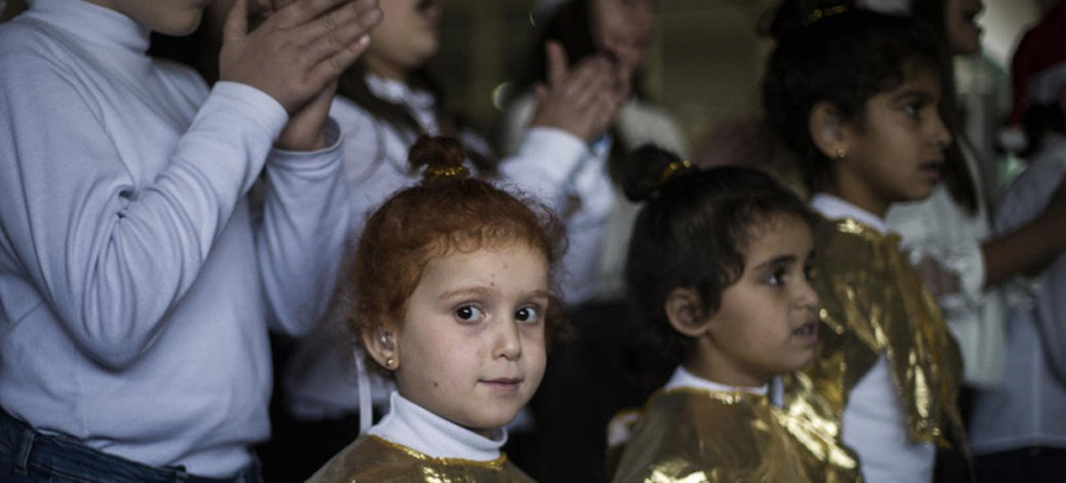 Maysa El Kheiry, de quatro anos, escapou da guerra na Síria em 2016. Dois anos depois, ela se matriculou na escola do Instituto Padre Andeweg para os Surdos (FAID), onde canta no coral.