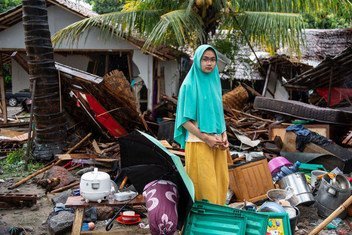 Le 24 décembre 2018 en Indonésie, Sinta, 19 ans, se tient près de sa maison, qui s'est effondrée lors du tsunami, dans le village de Pesauran, district de Cinangka, Serang, Banten.
