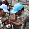 काँगो लोकतांत्रिक गणराज्य में संयुक्त राष्ट्र स्थिरता मिशन के शांतिरक्षक स्थानीय आबादी की मदद करते हुए. 