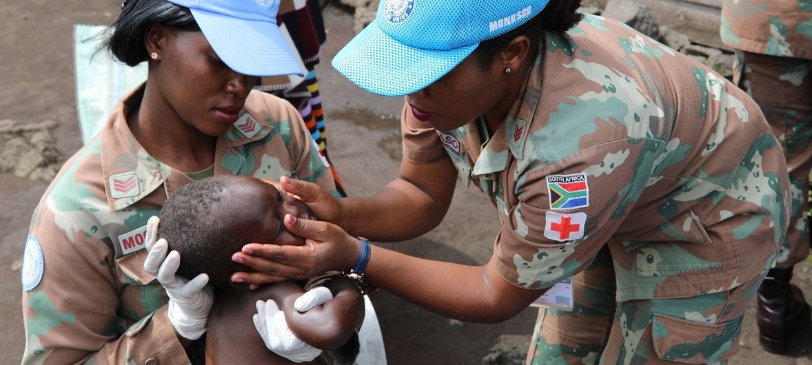 联合国刚果民主共和国稳定特派团（MONUSCO）的维和人员与当地机构共同为刚果民主共和国北基伍省的孤儿和脆弱儿童提供医疗和营养援助。