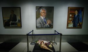 Flores colocadas sob o retrato de Kofi Annan na galeria de ex-Secretários-Gerais da ONU no lobby do Secretariado. O sétimo Secretário-Geral das Nações Unidas (de 1997 a 2006), Annan faleceu em 18 de agosto aos 80 anos.