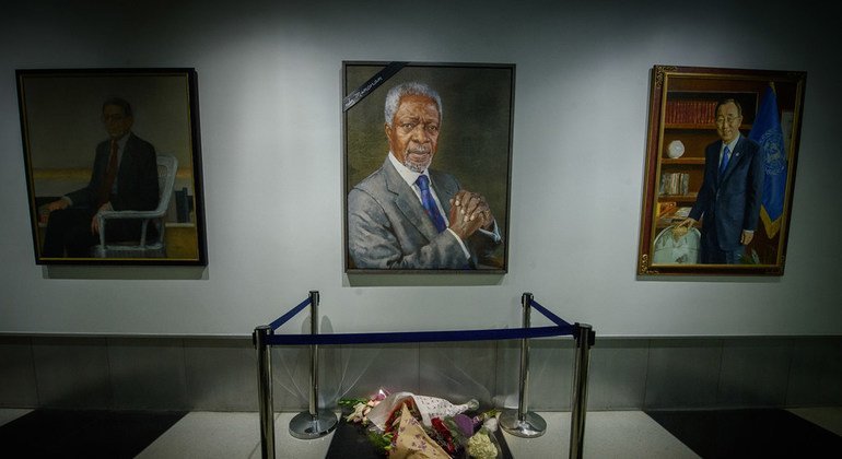 Flores colocadas sob o retrato de Kofi Annan na galeria de ex-Secretários-Gerais da ONU no lobby do Secretariado. O sétimo Secretário-Geral das Nações Unidas (de 1997 a 2006), Annan faleceu em 18 de agosto aos 80 anos.