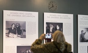 70 anos da Declaração Universal dos Direitos Humanos. Um visitante da sede da ONU tira uma foto da exposição "Mulheres que moldaram a Declaração Universal" em exposição no saguão
