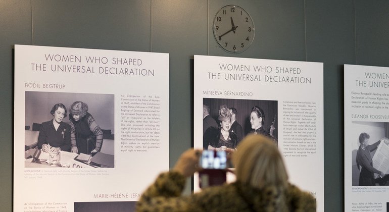 70 anos da Declaração Universal dos Direitos Humanos. Um visitante da sede da ONU tira uma foto da exposição "Mulheres que moldaram a Declaração Universal" em exposição no saguão