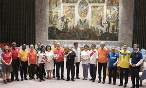 Os membros do Conselho de Segurança, vestindo as camisas de suas seleções, reuniram-se para marcar a abertura da Copa do Mundo de 2018.
