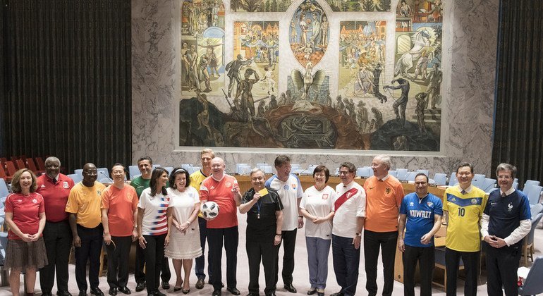 Os membros do Conselho de Segurança, vestindo as camisas de suas seleções, reuniram-se para marcar a abertura da Copa do Mundo de 2018.