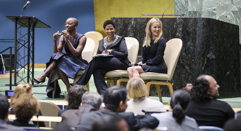Danai Gurira discursa durante um evento realizado em comemoração ao Dia Internacional da Mulher, com  Phumzile Mlambo Ngcuka, diretora executiva da ONU Mulheres, e a atriz Reese Witherspoon.
