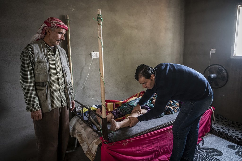 محمد عيسى لاجئ من سوريا فر مع عائلته عام 2013، طبيب عام ومعالج طبيعي يساعد اللاجئين الآخرين في مدينة أربيل العراق.