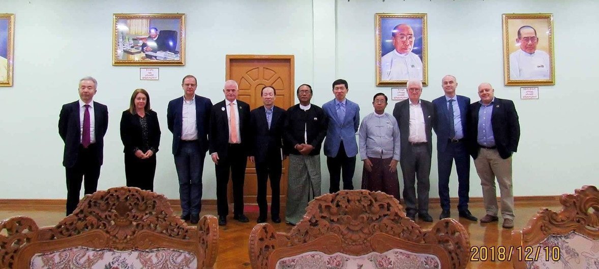 联合国助理秘书长、开发计划署助理署长兼亚太局局长徐浩良（右五）于２０１８年１２月１０日在缅甸若开邦会见了该邦议会议长。