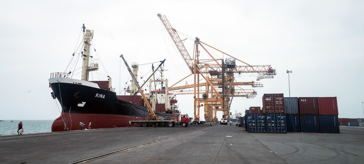 Порт Ходейда - один из немногих транспортных узлов, через которые в страну поступает гуманитарная помощь и топливо. 