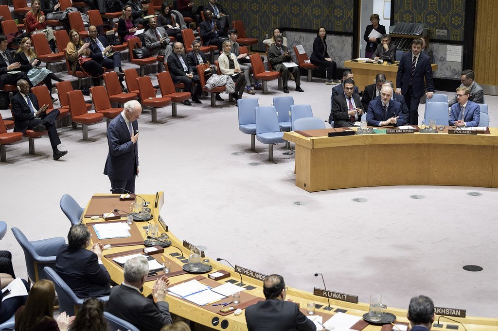 المبعوث الدولي ستيفان دي مستورا يحيي أعضاء مجلس الأمن بعد تقديمه آخر إحاطة له أمام المجلس.