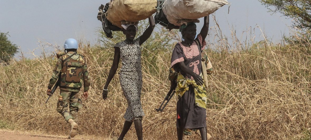 2018年12月10日，联合国南苏丹特派团维和人员在本提乌平民保护点进行巡逻以保护妇女。