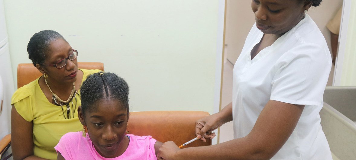 Menina recebe vacina contra o vírus do papiloma humano, HPV 