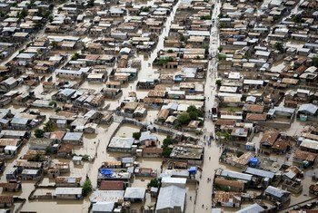 Les rues de Gonaïves, en Haïti, inondées suite au passage de l'ouragan Tomas.