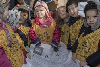 Recreación de la foto clásica de los niños con la Declaración Universal de los Derechos Humanos, para conmemorar su aniversario número 70.