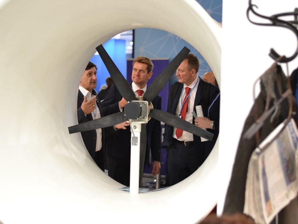 新一代风力涡轮机在卡托维兹气候变化会议上的奥地利馆展出。