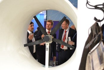 新一代风力涡轮机在卡托维兹气候变化会议上的奥地利馆展出。