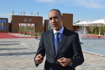 طارق يوسف، مدير مركز بروكنجز الدوحة، يتحدث إلى أخبار الأمم المتحدة في المؤتمر الحكومي الدولي حول الميثاق العالمي للهجرة المنعقد في مراكش، المغرب.