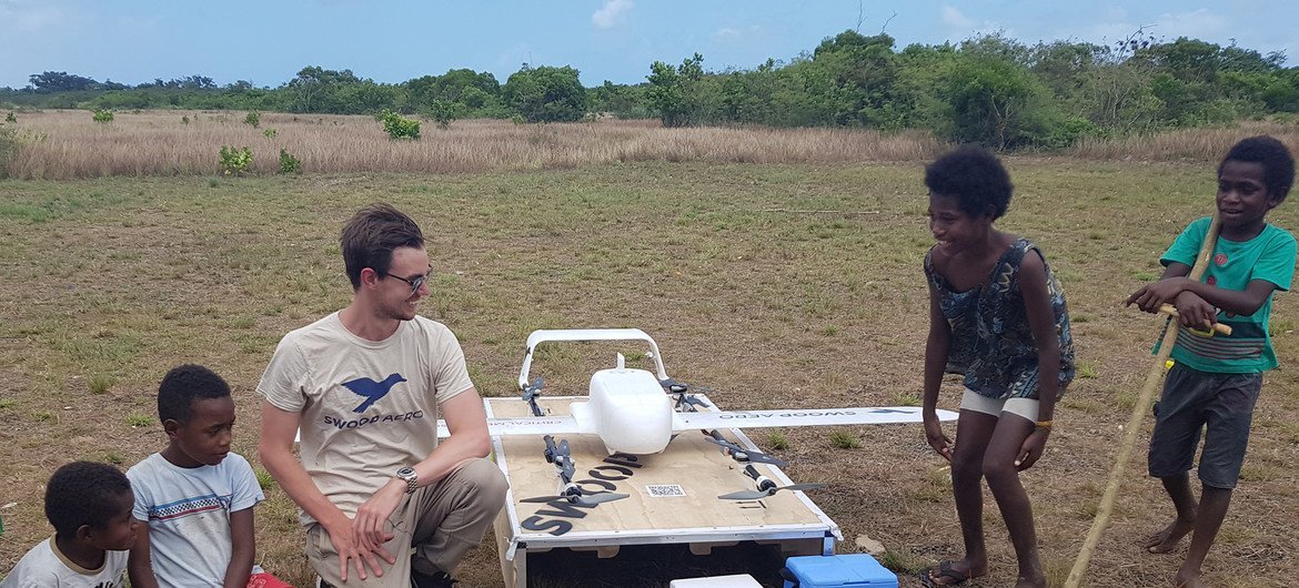 La première livraison au monde d’un vaccin par un drone a eu lieu au Vanuatu. Le drone a traversé près de 40 kilomètres de terrain montagneux accidenté depuis la baie de Dillon située du côté ouest de l’île jusqu’à la baie reculée de Cook’s Bay dans l’est