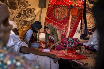 Une experte des droits de l'homme a un entretien avec une personne déplacée à Menaka, dans le nord du Mali.
