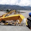 Un homme regarde une route et un pont détruits dans la ville de Palu sur l'île indonésienne de Sulawesi frappée par un séisme et un tsunami en septembre 2018. Plus de 2 000 personnes sont mortes et 80 000 ont été déplacées.