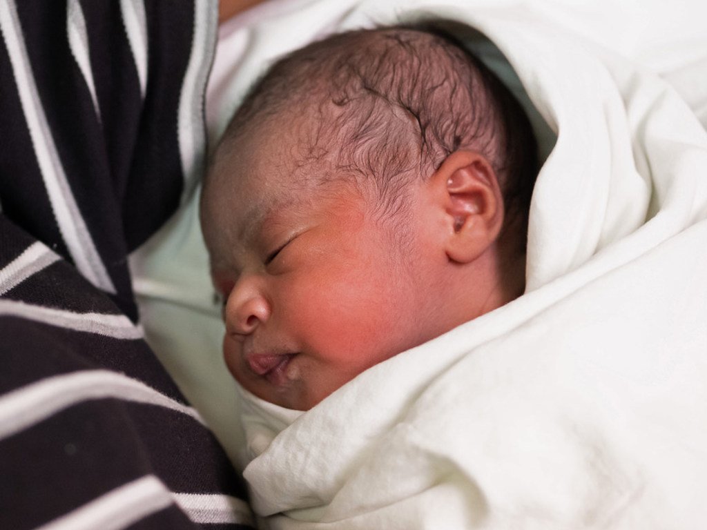 Une petite fille née le 1er janvier 2019 à Fidji juste après minuit.