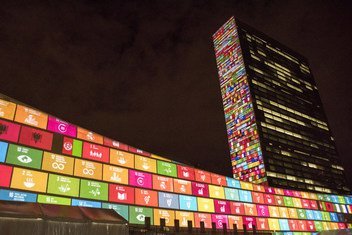 Les Objectifs de développement durable (ODD) projetés en vidéo sur les façades des bâtiments de l’Assemblée générale et du Secrétariat des Nations Unies à New York en 2015.