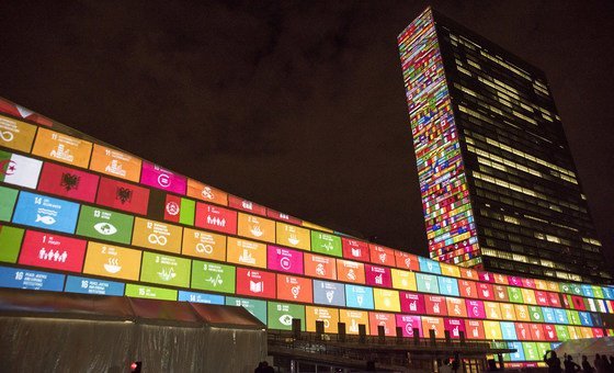 टिकाऊ विकास लक्ष्यों पर संयुक्त राष्ट्र मुख्यालय की इमारत पर जानकारी.