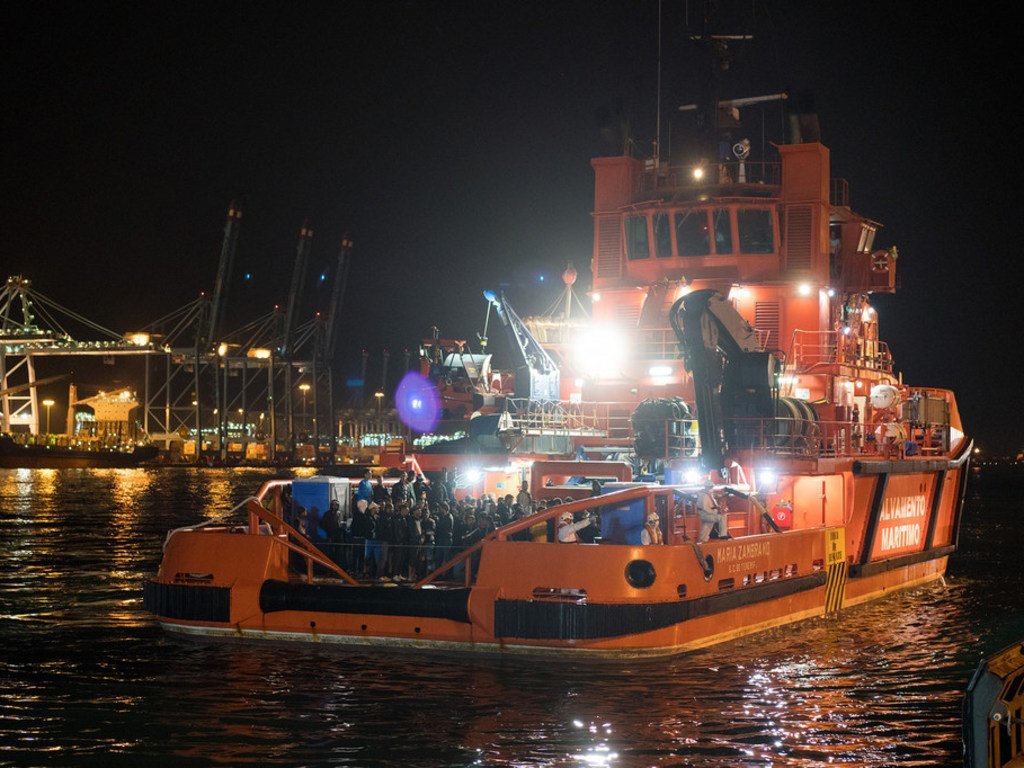 Le navire des garde-côtes espagnols, Maria Zambrano, amarre dans le port d'Algésiras, en Espagne, après avoir secouru 146 réfugiés et migrants marocains en Méditerranée.