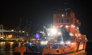 Le navire des garde-côtes espagnols, Maria Zambrano, amarre dans le port d'Algésiras, en Espagne, après avoir secouru 146 réfugiés et migrants marocains en Méditerranée.