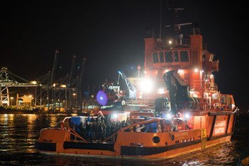 Un bote de la Guardia Costera de España después de rescatar a 146 migrantes y refugiados del Mediterráneo.
