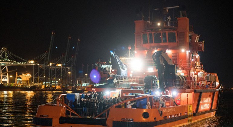 Un bote de la Guardia Costera de España después de rescatar a 146 migrantes y refugiados del Mediterráneo.