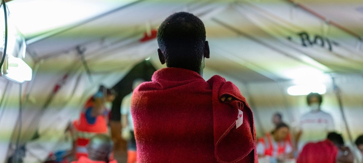2018年9月13日，西班牙马拉加港，来自撒哈拉以南非洲的难民刚刚被一艘西班牙救援船救起，正在等待西班牙红十字会的健康筛查和协助。