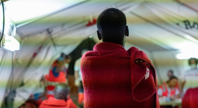  Refugiados subsaharianos a la espera de ser atendidos  por la Cruz Roja, tras desembarcar de un barco de rescate español. 19 de septiembre de 2018.