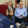 زارت منسقة الأمم المتحدة للشؤون الإنسانية، جيمي ماكغولدريك، مركزاً للتدريب المهني في غزة، حيث شرحت شابة ترتدي زياً أزرق وحجاباً أحمر المشروع لمجموعة من الرجال.