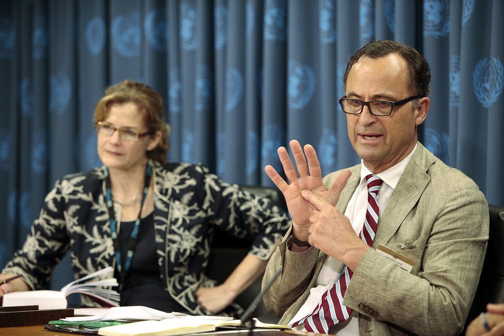أرشيف (2009) الجنرال باتريك كاميرت في مؤتمر صحفي بالمقر الدائم للأمم المتحدة.