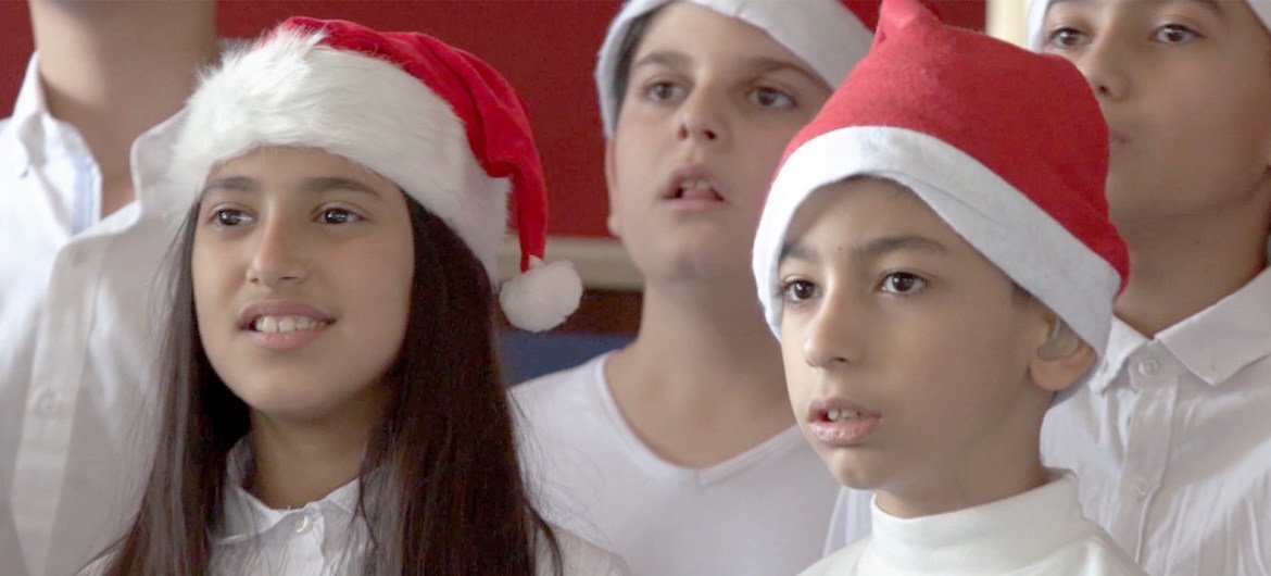 ستة وعشرون طفلا من الصم وضعاف السمع ضمهم احتفال من نوع فريد للاحتفال بعيد الميلاد.