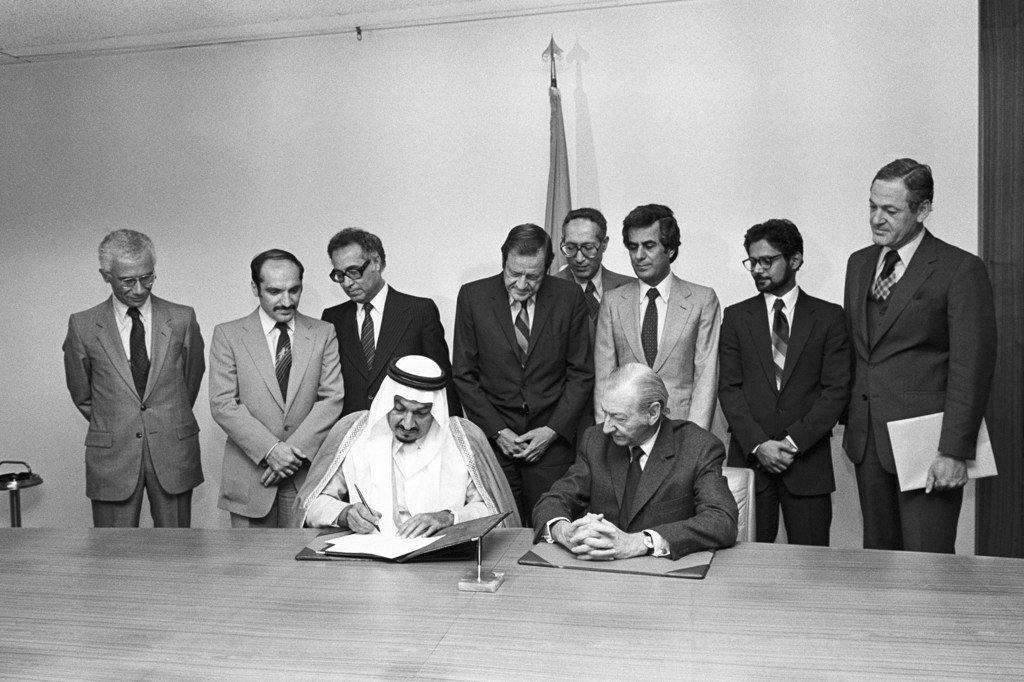 (من الأرشيف) الأمين العام السابق كورت فالدهايم مع الأمير طلال بن عبد العزيز آل سعود أثناء توقيعه على تعهد بمبلغ 40 مليون دولار لليونيسف.