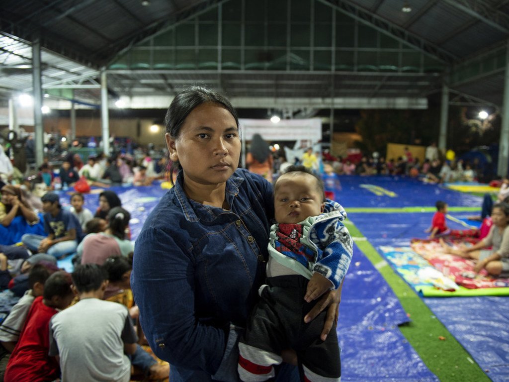 Luisiana, 28 ans, et son enfant de 4 mois dans un refuge temporaire du village de Rancateureup, à Pandeglang, dans le district de Banten, en Indonésie. Les conditions dans le refuge ont affecté la santé de l'enfant de Luisiana qui souffre de fièvre.