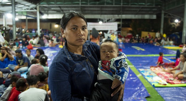 Luisiana, de 28 años, y su bebé de 4 meses están en un albergue de Rancateureup, en Banten, Indonesia. Las condiciones del albergue han hecho que el niño se resfrie y tenga fiebre