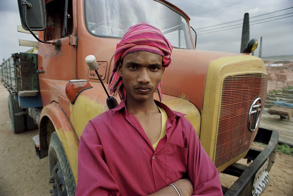 Un jeune chauffeur de camion bangladais.