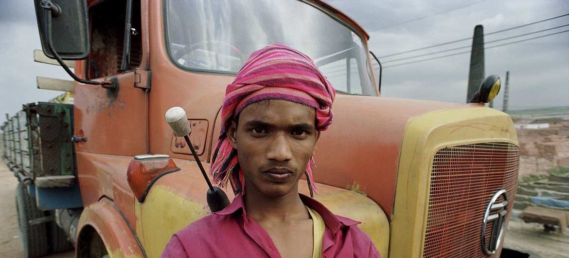 एक युवा बांग्लादेशी ट्रक चालक