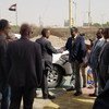 Aperto de mão entre os chefes de delegação do Comitê de Coordenação e Reimplementação, em Hodeida, no Iémen.  