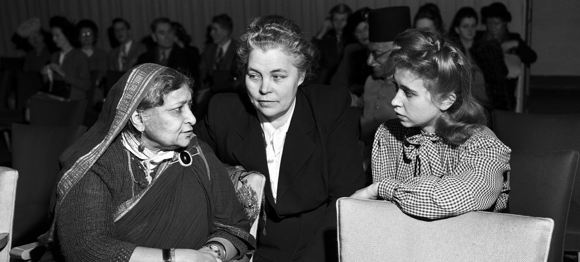 Avant la première réunion de la deuxième session de la Commission de la condition de la femme, l’Indienne Begum Hamid Ali (à gauche) parle à Evdokia I. Uralova, de la République socialiste soviétique de Biélorussie (au centre) et à son interprète. Lake Success, New York, janvier 1948.