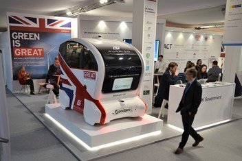 一辆无人驾驶电动车在卡托维兹气候大会（COP24）英国展厅内展出。