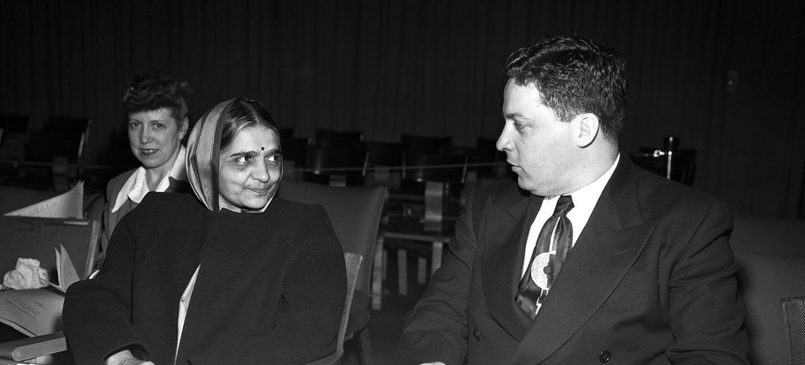 L'Indienne Hansa Mehta, à gauche, avec Carols Garcia Bauer, représentant du Guatemala, avant une réunion de la Commission des droits de l’homme des Nations Unies. Lake Success, New York, juin 1949