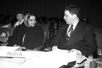 भारत की डॉक्टर हंसा मेहता (बाएँ), ग्वाटेमाला के प्रतिनिधि कार्लोस गार्शिया बुएर के साथ नज़र आ रही हैं और ये तस्वीर यूएन मानवाधिकार आयोग की, जून 1949 में न्यूयॉर्क में होने वाली बैठक से पहले की है.